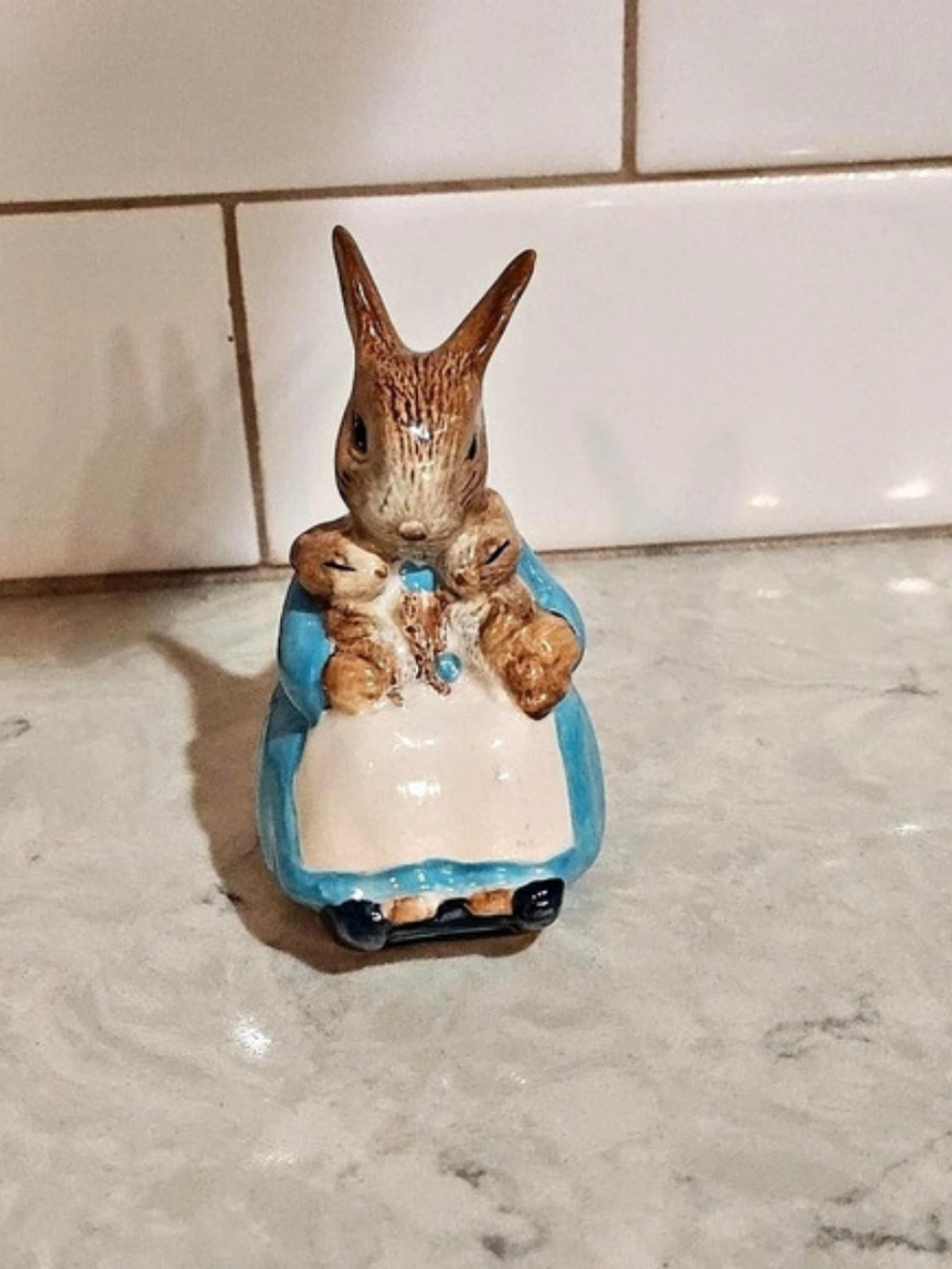 Beatrix Potter Mrs Rabbit & Bunnies Peter Rabbit Figurine Beswick England